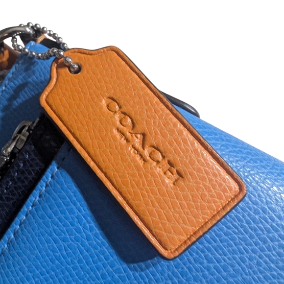 💙 Coach Pebbled Leather Crossbody Clutch – Blue with Saddle Trim - Picture 4 of 11